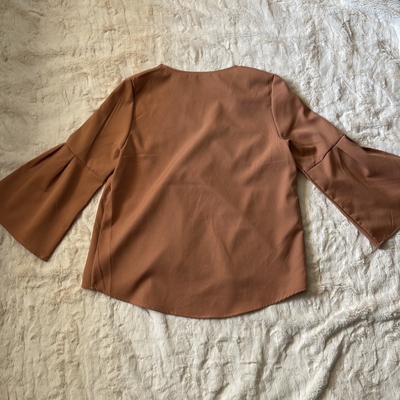Cognac Bell-Sleeved Blouse - Picture 3 of 4